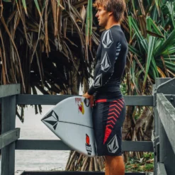 J Robinson Mod 20" Boardhsort - BLACK -Volcom Store A0812513 BLK LIFESTYLE 1