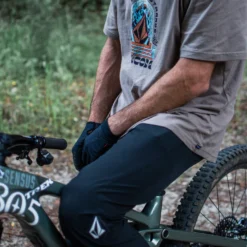 Trail Ripper Trousers - BLACK 13 Trail Ripper Trousers - BLACK -Volcom Store A1122300 BLK LIFESTYLE 1